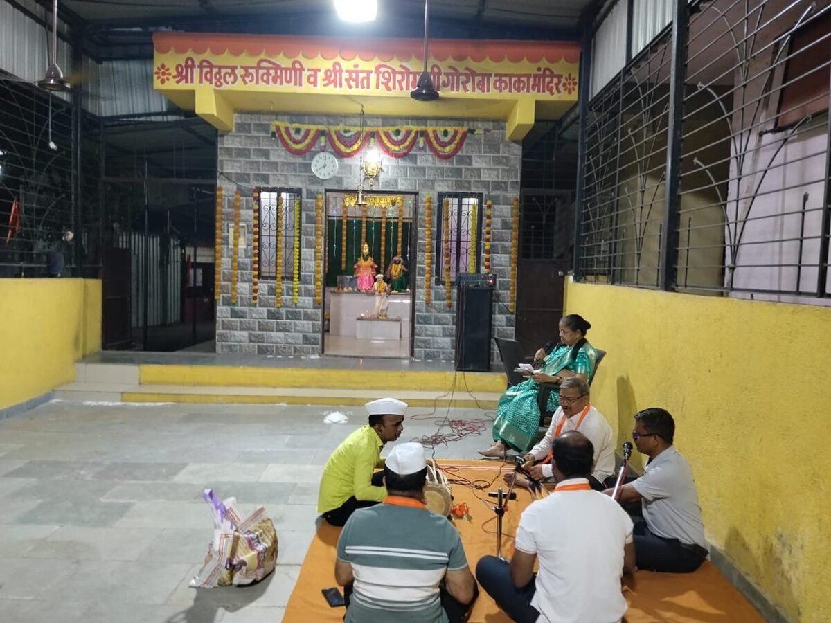 मंदिरातील सायंकाळचा भजन कार्यक्रम