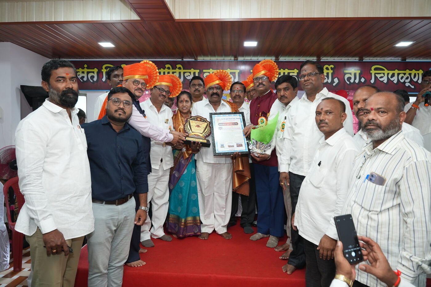 श्री. सत्यवान सिताराम साळवी यांना समाजरत्न पुरस्कार प्रदान करताना